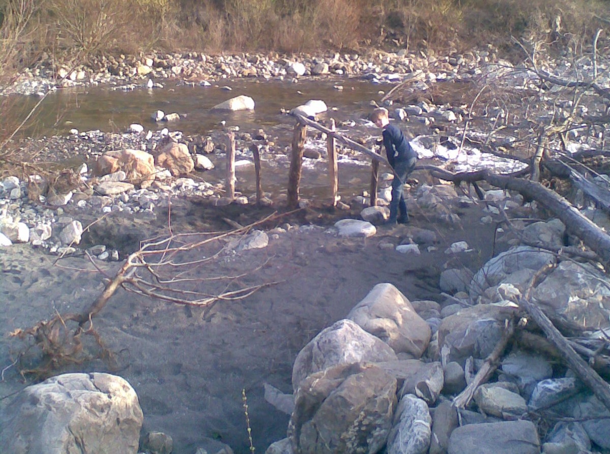 Kind_child_natural_stream_fiume_Varese_Ligure